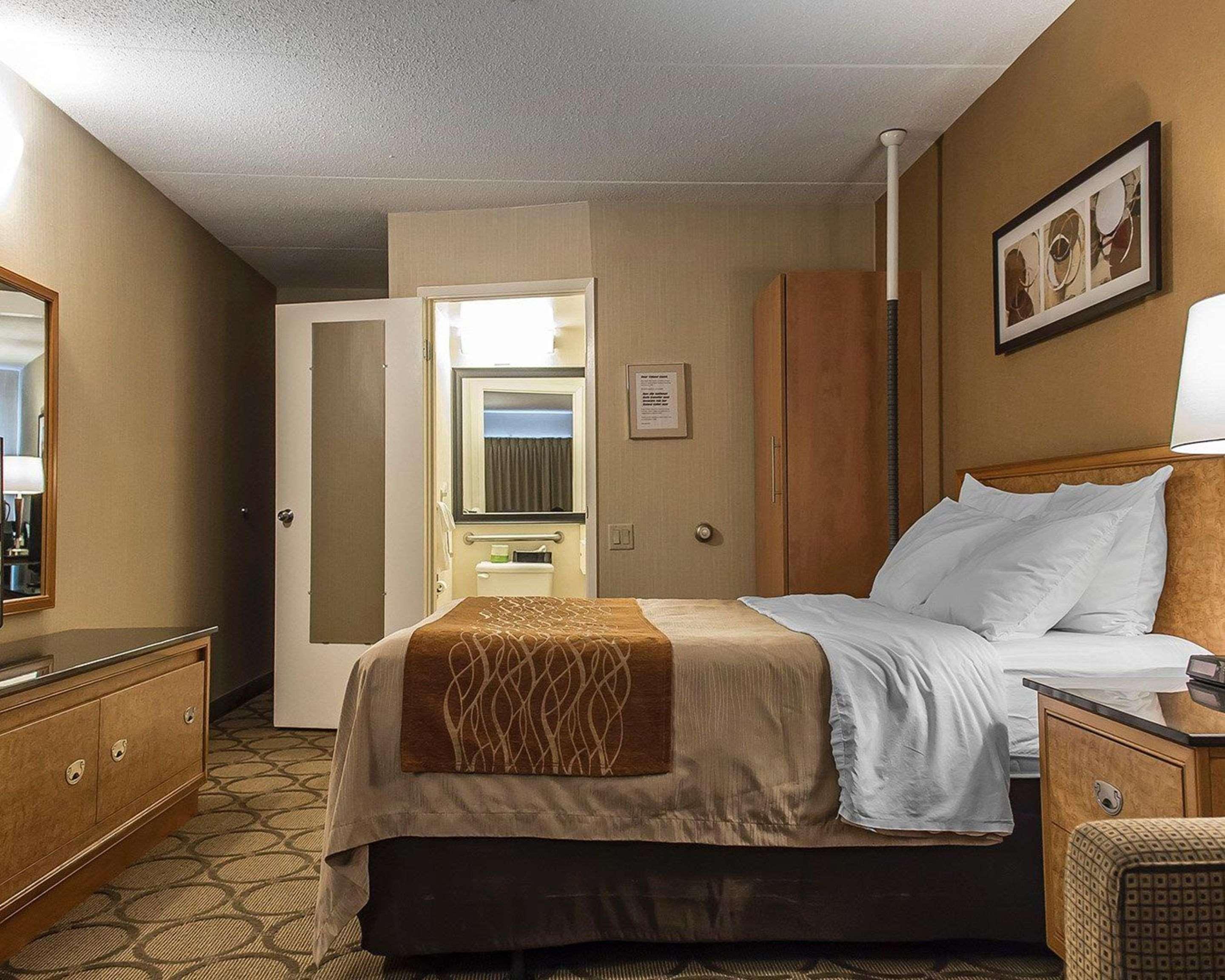 Comfort Inn Hwy 401 Kingston Exterior photo