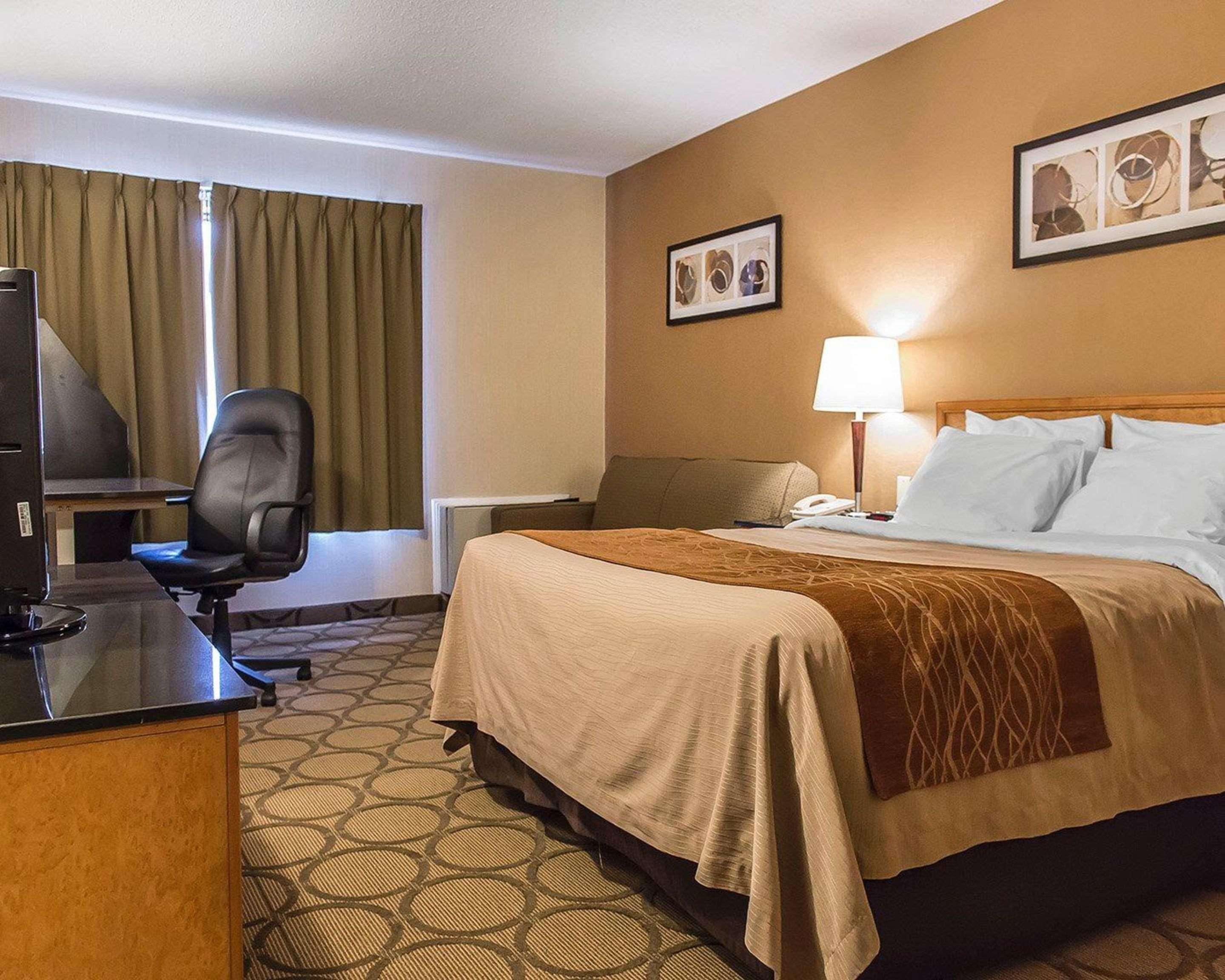 Comfort Inn Hwy 401 Kingston Exterior photo