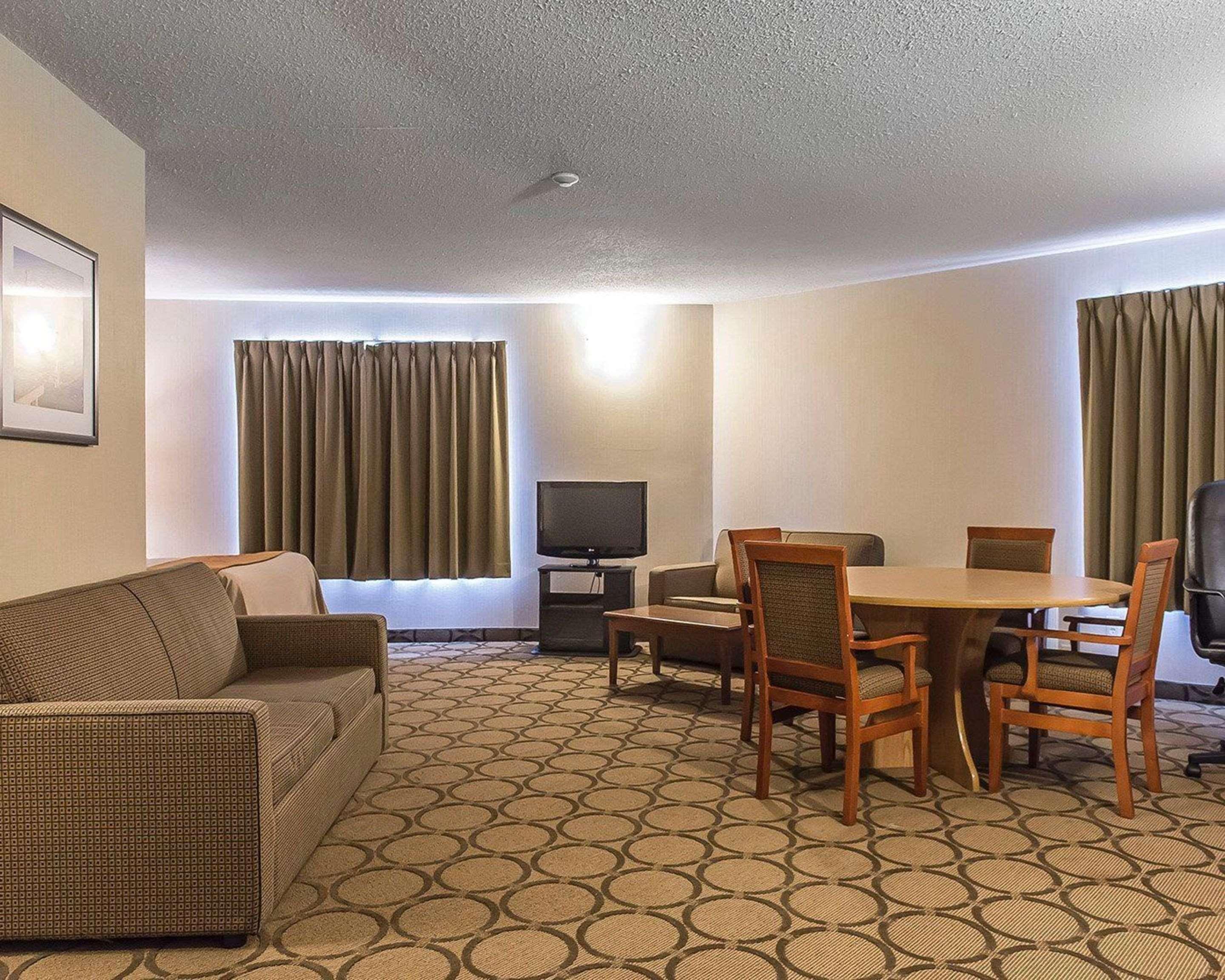 Comfort Inn Hwy 401 Kingston Exterior photo