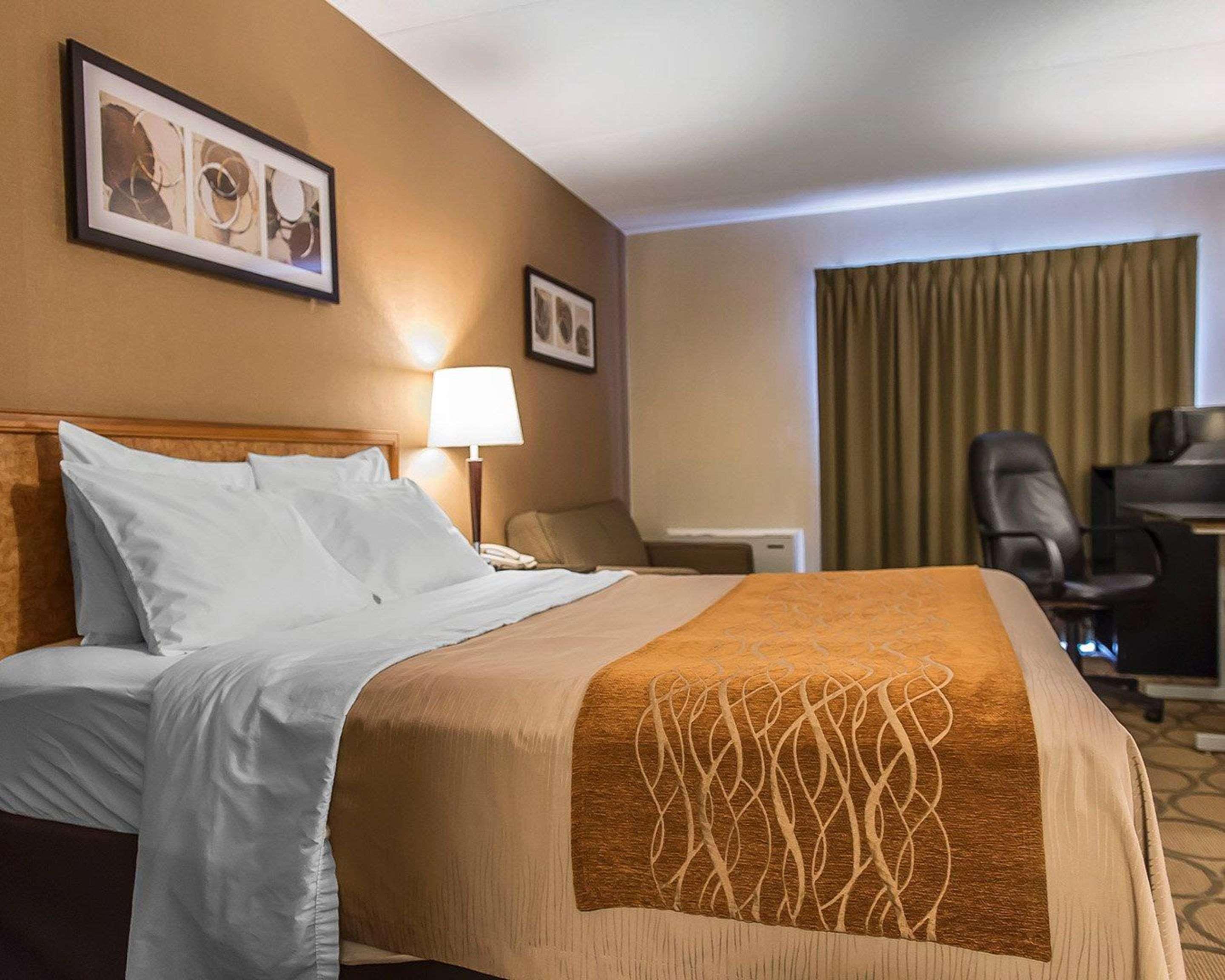 Comfort Inn Hwy 401 Kingston Exterior photo