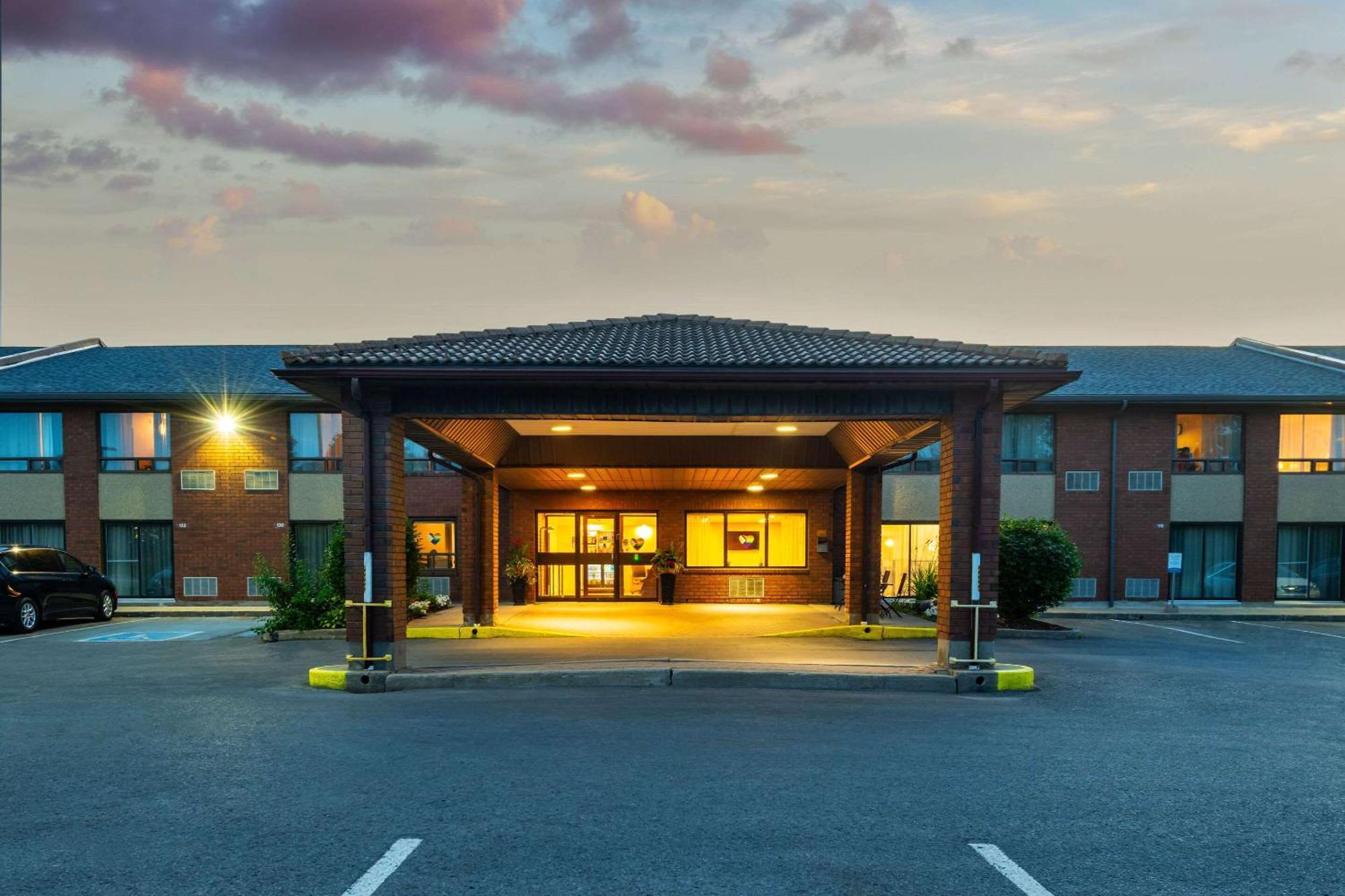 Comfort Inn Hwy 401 Kingston Exterior photo