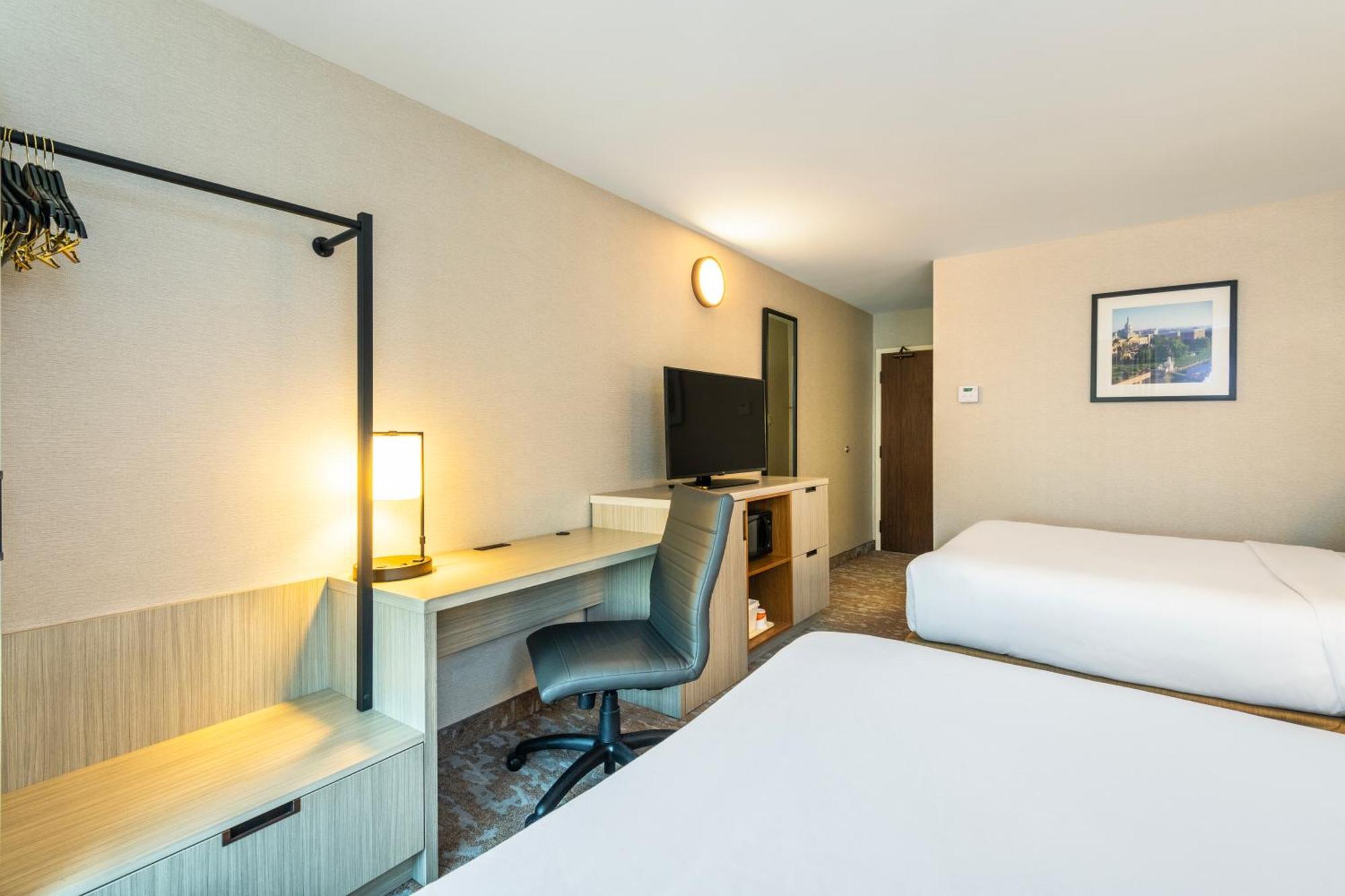 Comfort Inn Hwy 401 Kingston Exterior photo