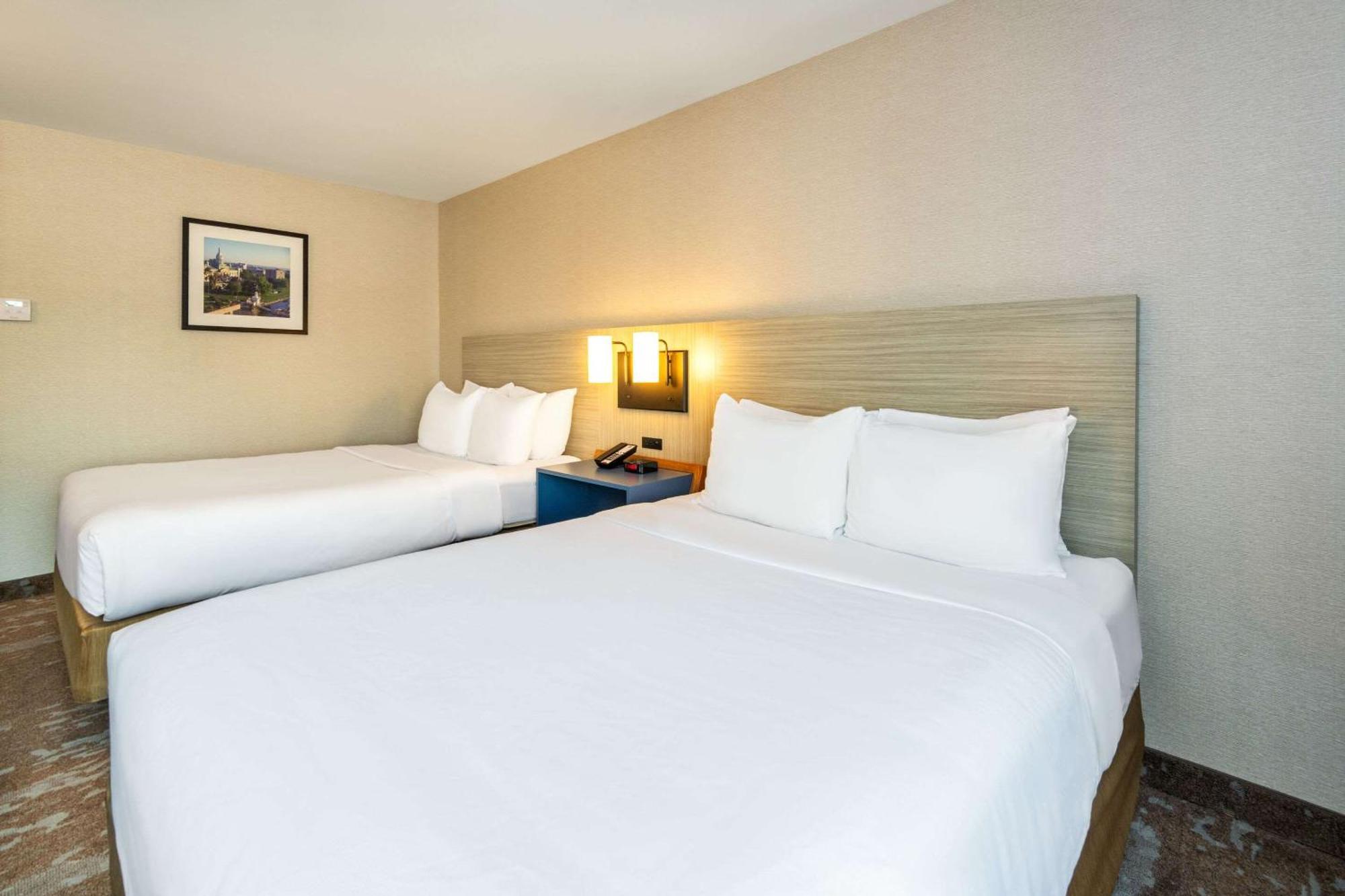 Comfort Inn Hwy 401 Kingston Exterior photo